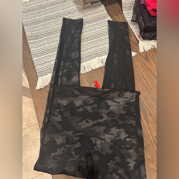 Faux leather camo Spanx XS excellent condition - Picture 4 of 6